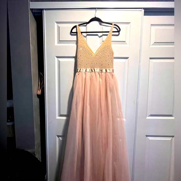 Beautiful pale pink embellished ball gown - Picture 3 of 7